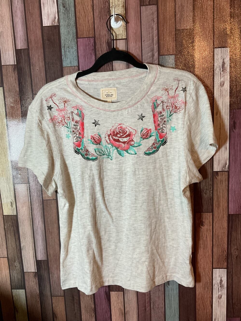 Sterling & Stitch Boots and Roses Gray Graphic T-Shirt Women’s Size Large